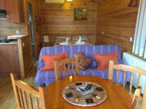 a dining room with a table in a log cabin at Cabañas El Descansito in Chillarón de Cuenca