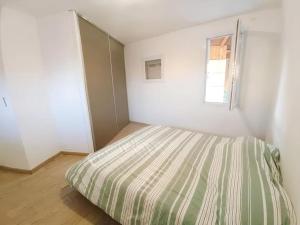 sypialnia z łóżkiem w pokoju z oknem w obiekcie {Ô Côte bleue} *Clim* Parking - ISTRES w mieście Istres