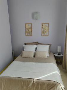 Katil atau katil-katil dalam bilik di ++++ CENTRAL charmant 70m2 avec balcon, mer à 200 m et rue piétonne à 300 m ++++