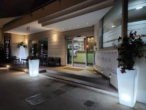 皮内托米拉马雷酒店的一栋建筑里有两个白色的大花瓶，里面种着植物