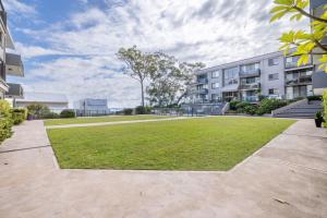 Garður fyrir utan The Poplars, 6,36 Magnus Street - Unit with fabulous views and a complex pool