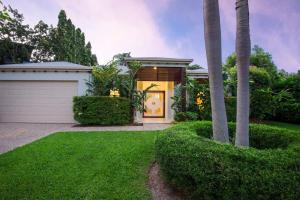 ein Haus mit einer Garage und Palmen in der Unterkunft Footsteps to Four Mile - Port Douglas in Port Douglas