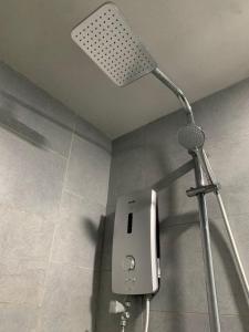 une salle de bains lumineuse avec une cabine de douche dans l'établissement J&J WALK lN SUMMER JESSELTON QUAY SURIA SABAH, IMAGO, CITY MALL 亞庇晴文旅, à Kota Kinabalu