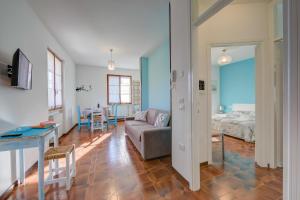 een woonkamer met een bank en een bed bij Villa Fiorita Apartments - Happy Rentals in Sirmione