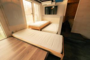 Jozankei的住宿－MolinHotels407 -Sapporo Onsen Story- 1L1Room K-Bed1&S-bed3 5persons，小房间设有两张床和窗户