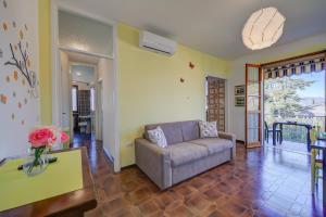 een woonkamer met een bank en een tafel bij Villa Fiorita Apartments - Happy Rentals in Sirmione