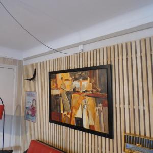 een schilderij aan de muur van een kamer bij Vintage in Perpignan in Perpignan