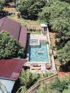 een uitzicht over een zwembad in een tuin bij Casa Cecilia at San Miguel in Buliran