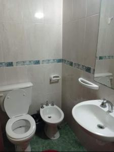 ein Bad mit einem WC und einem Waschbecken in der Unterkunft HOTEL INTI YACU in Termas de Río Hondo