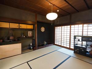 Kuchyň nebo kuchyňský kout v ubytování Tetsu-juro former Ogunis residence , Himeji Castles back parlor-like"400-year-old inn"
