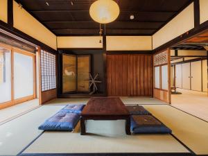 una habitación con una mesa en el medio. en 姫路城の奥座敷　築400年の宿 鐵十郎（登録文化財）, en Fukusaki