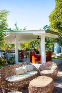 un patio con 2 sedie, una panca e un gazebo di Casa Cecilia at San Miguel a Buliran