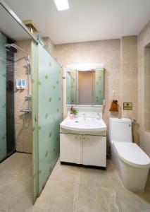 uma casa de banho com um lavatório, um WC e um chuveiro em Bella Rosa Hotel & Travel em Hanói