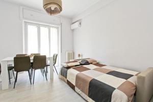 una camera da letto con un letto e un tavolo con sedie di Martina Garden a Roma
