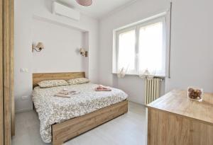 una camera da letto bianca con un letto e una finestra di Martina Garden a Roma