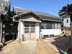 a house being remodeled with a garage at 姫路城の奥座敷　築400年の宿 鐵十郎（登録文化財） in Fukusaki