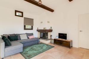 sala de estar con sofá y chimenea en Cottage Grasse furnished house, en Grasse