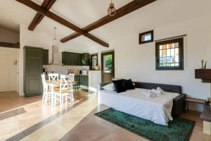 sala de estar con cama y cocina en Cottage Grasse furnished house, en Grasse