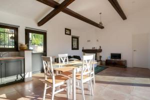 cocina y comedor con mesa y sillas en Cottage Grasse furnished house, en Grasse