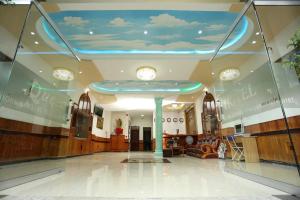 Ο χώρος του λόμπι ή της ρεσεψιόν στο Queen Hotel NT - by BAY LUXURY