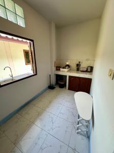 eine Küche mit einem Waschbecken und einem Stuhl in einem Zimmer in der Unterkunft Blue sea house in Ko Phangan