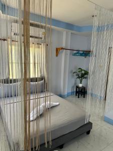 ein Schlafzimmer mit einem Bett in einem hängenden Raum in der Unterkunft Blue sea house in Ko Phangan