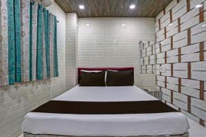 a bedroom with a large bed in a room at OYO Taj Lodging and Boarding in Mumbai