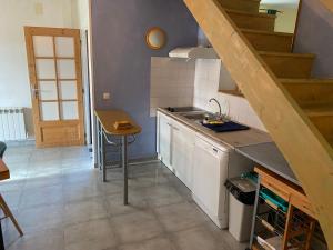 eine Küche mit einer Spüle und einer Arbeitsplatte in der Unterkunft Maison - La campagne près de la ville in Monnaie