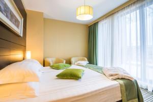 een slaapkamer met 2 bedden en een groot raam bij Best Western Plus Olives City Hotel - Free Parking in Sofia