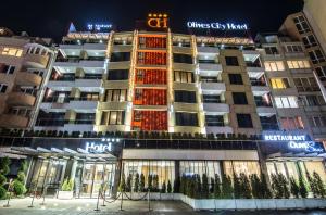 hotel w mieście w nocy w obiekcie Best Western Plus Olives City Hotel - Free Parking w mieście Sofia