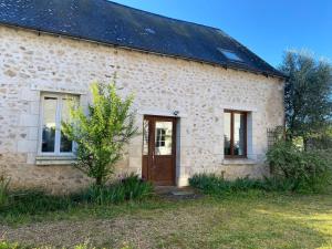 une maison en pierre avec une porte et des fenêtres en bois dans l'établissement Maison - La campagne près de la ville, à Monnaie