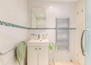 ein weißes Badezimmer mit Waschbecken und Dusche in der Unterkunft The Retreat, own hot tub, romantic escape, near Lyme Regis in Lyme Regis + 15 Fotos