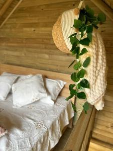 Una cama o camas en una habitación de Cabañas Colibrí 30 fotos más