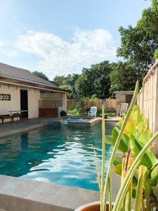 - une piscine dans l'arrière-cour d'une maison dans l'établissement Casa Cecilia at San Miguel, à Buliran