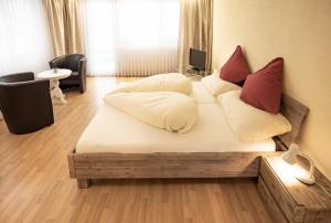 een bed met twee kussens in een kamer bij Casa Viva Bad Ragaz in Bad Ragaz