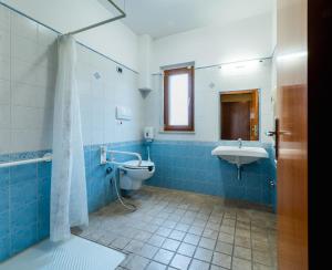 baño azul y blanco con aseo y lavamanos en Hotel La Fenice, en Castel di Sangro