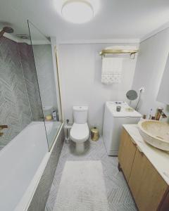 een badkamer met een toilet en een wastafel bij Fterna Apartment in Perea