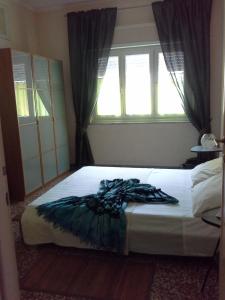 1 dormitorio con 1 cama y 2 ventanas en Maison Di Biancaneve en Roma