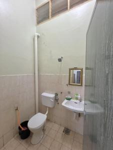 y baño con aseo y lavamanos. en Homestay Harmoni With Wifi and Android TV, en Pekan
