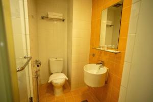 een kleine badkamer met een toilet en een wastafel bij Citrus Hotel Johor Bahru by Compass Hospitality in Johor Bahru