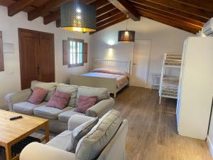 A bed or beds in a room at Casa independiente con piscina y pista deportiva privadas