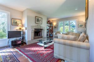 a living room with a couch and a fireplace at Grande maison familiale in Douarnenez