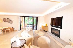 - un salon avec un canapé et une cheminée dans l'établissement Luxury 4 BD Penthouse with Private Pool by Hostlovers, à Marbella