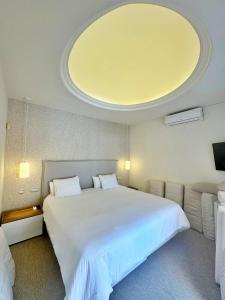 - une chambre avec un grand lit blanc et un plafond dans l'établissement Luxury 4 BD Penthouse with Private Pool by Hostlovers, à Marbella