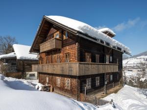 ein großes Holzhaus mit Schnee auf dem Dach in der Unterkunft Sprawling Mansion near Ski Area in Salzburg in Eben im Pongau