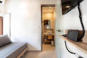 a small room with a bed and a mirror at Casa Di Sabbia in Chania Town