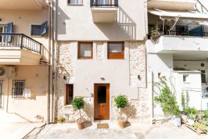 an apartment building with a door in the middle at Casa Di Sabbia in Chania Town