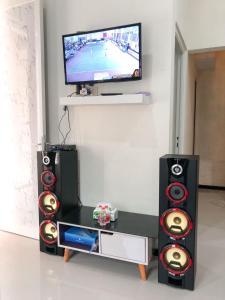 Μια τηλεόραση ή/και κέντρο ψυχαγωγίας στο Cordoba residence F5