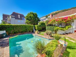 una piscina en el patio trasero de una casa en Charming Family Home, en Ciudad del Cabo