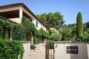 a house with ivy growing on the side of it at Bastide dou Pastre Family friendly house with amazing view in Mérindol
